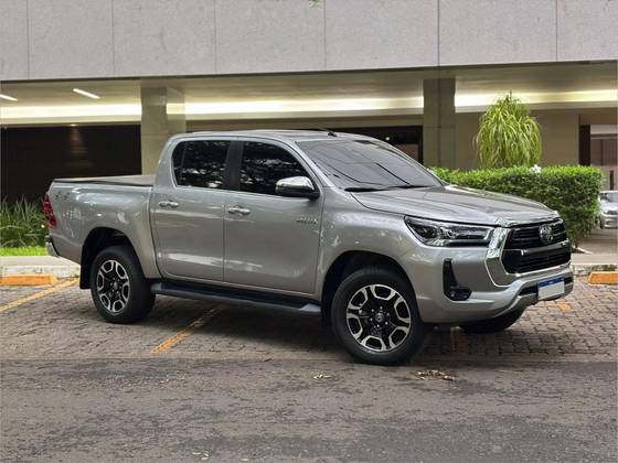 TOYOTA HILUX 2.8 D-4D TURBO DIESEL CD SRX 4X4 AUTOMÁTICO